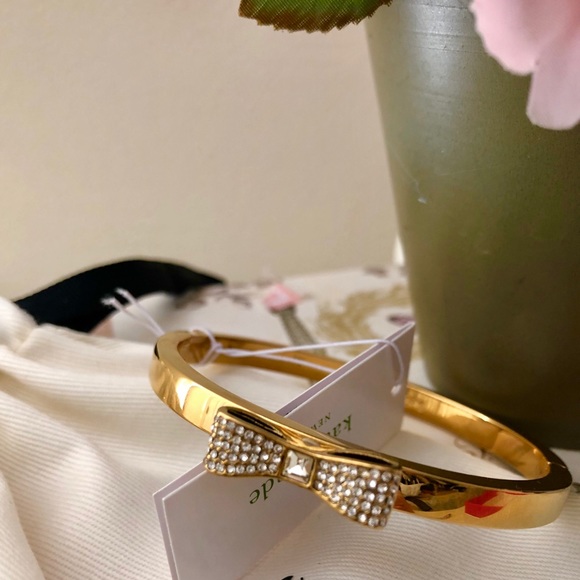 🎀 Kate Spade ♠️ Ready Set Bow Gold Tone Bracelet - Picture 1 of 8